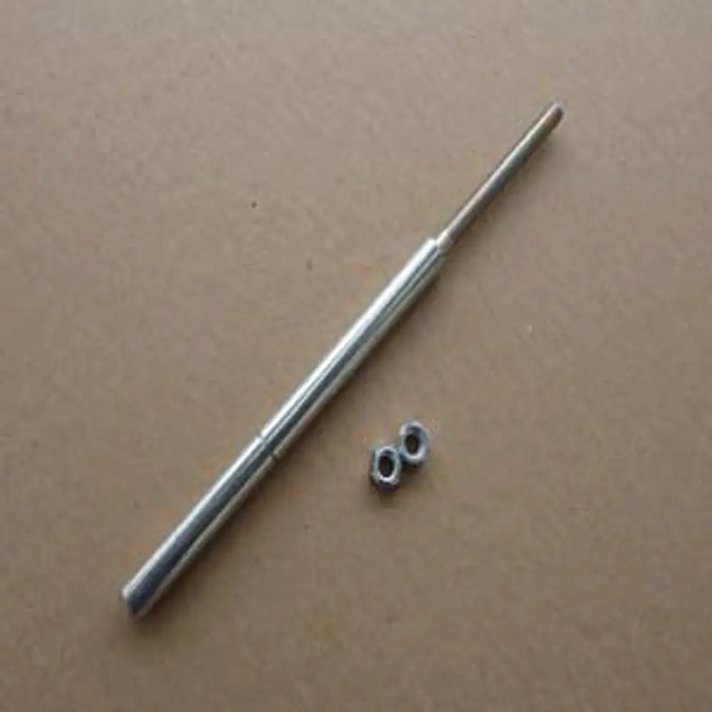 Einstellschraube für Düsenschaft von Remeha. Silberne Metallstange mit zwei entsprechenden Unterlegscheiben auf neutralem Hintergrund.